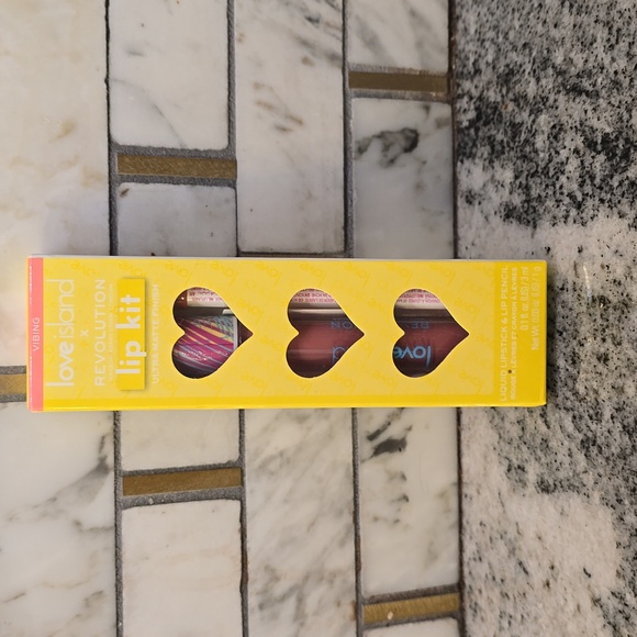 Revolution x Love Island Lip Kit - Picture 1 of 4